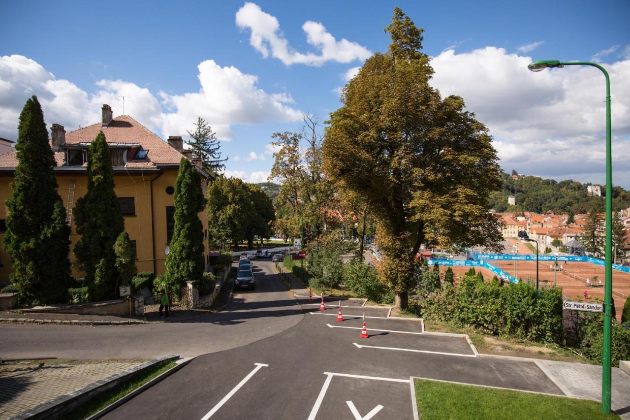 Upperhouse Suites & More Braşov Exterior foto